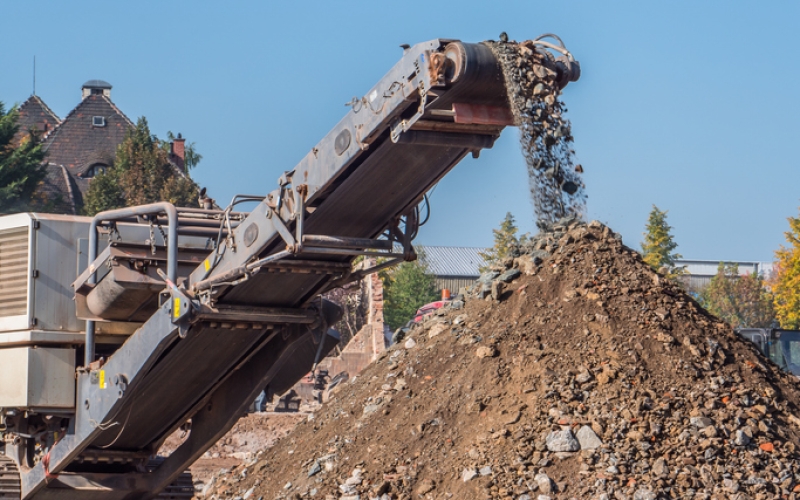 Conveyor belt with rubble